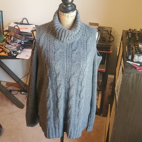 American Eagle Outfitters cold shoulder sweater - Picture 7 of 16